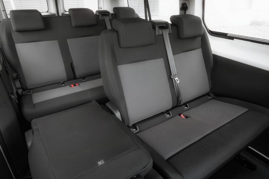 Интерьер Opel Vivaro Kombi L 2020 года  (фото 4 из 9)
